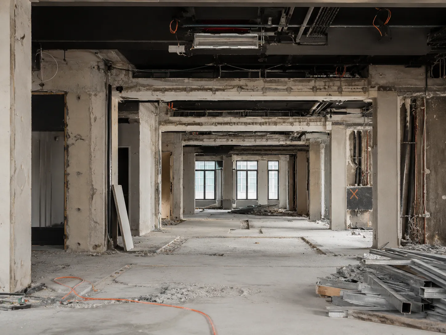 Intérieur en cours de curage avant rénovation par les équipes LES3 en Suisse