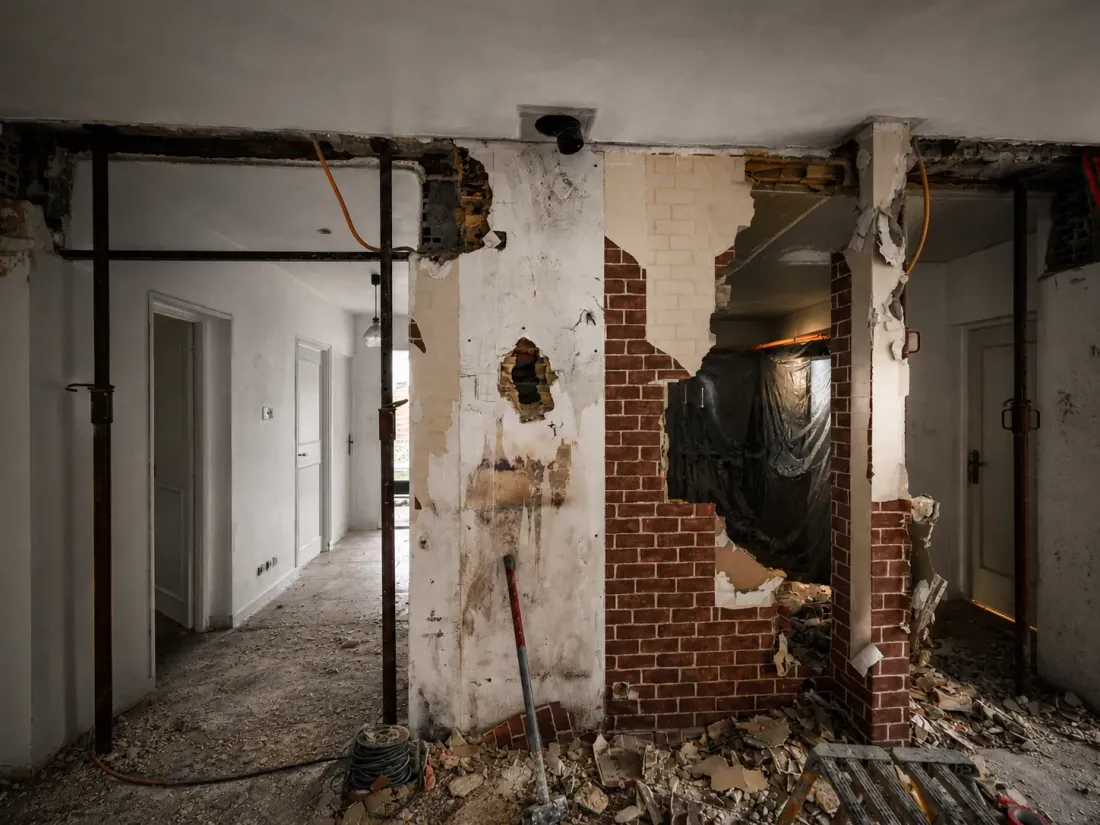 Démolition intérieure d'une cloison en briques avant rénovation